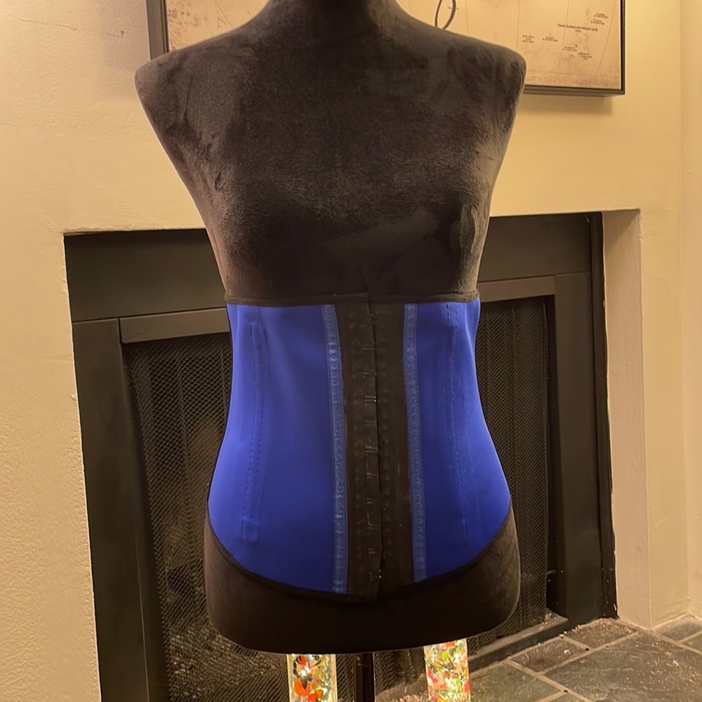 Ann Chery: Two identical waist trainers - Picture 7 of 16